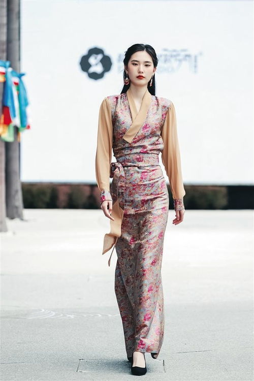 用時(shí)尚語言講述民族故事 民族服飾文化的t臺(tái)夢