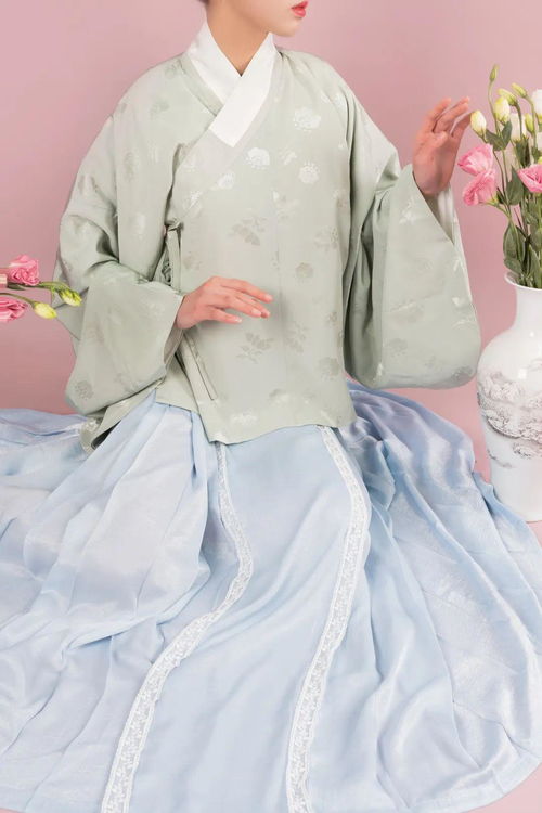 漢服消費(fèi)市場迎來“清明熱” 傳統(tǒng)服飾結(jié)合節(jié)氣文化引領(lǐng)新風(fēng)尚